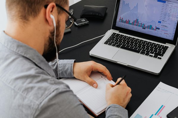 Comment concevoir un jeu de survie en monde ouvert avec des saisons dynamiques?